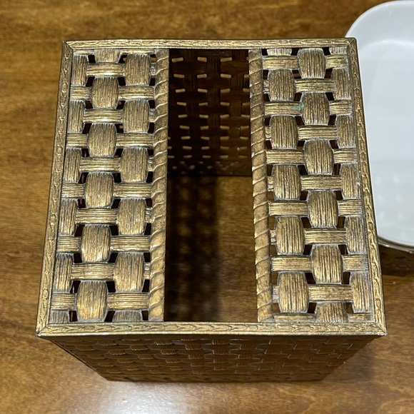 Vintage Stylebuilt vanity set Tissue holder& soap dish. - Picture 5 of 12